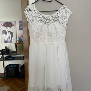 En jättefin vit klänning! Perfekt till studenten!!! Väldigt somrig och bra 