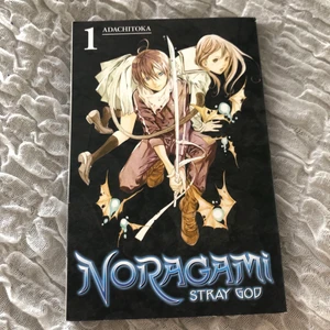 Noragami vol.1 - Volym 1 av serien Noragami på engelska! Säljer då jag inte längre är intresserad av att samla fler volymer av serien. Köptes för 5-6 år sedan och har fått en liten rispa på övre vänstra kanten på bokryggen, men det är inget som är så värst synligt. Köparen står för frakt✨