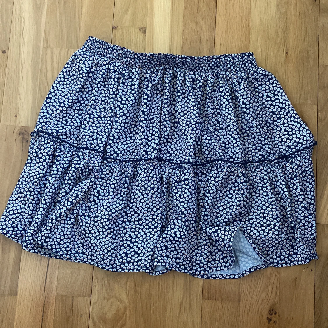 Volangkjol med blommor