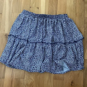 Volangkjol med blommor - Fin kjol till sommaren! Bra kvalitet trots Shein, aldrig använd!