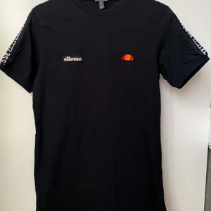 Ellesse T-shirt  - Väldigt bra skick, använd en gång, storlek S, passar även XS snyggt med lite oversized, men passar även M då den inte sitter åt så mycket! 