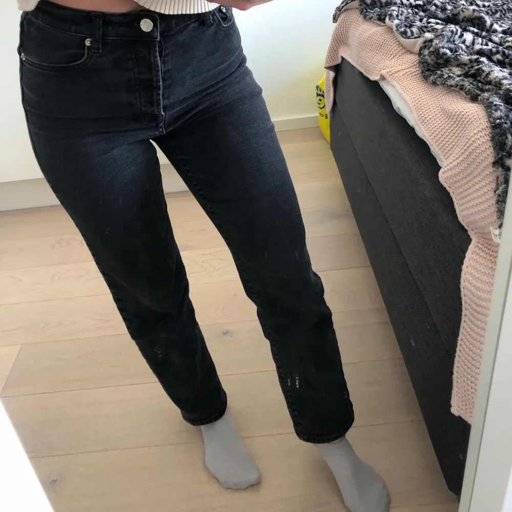 Svarta urtvättade jeans från NA-KD i storlek 36 med knappar istället för dragkedja. Mycket bra passform men något stora i midjan för mig. Mjuka och stretchiga. Väl använda men i gott skick!. Jeans & Byxor.