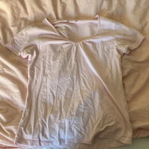 Rosa t-shirt - Köpt på secondhand för en månad sedan men använder inte pga av att den är lite för stor 