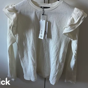 Zara topp med volang  - Jätte söt tröja från zara💕 