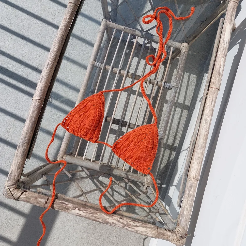 Säljer virkade bikini-toppar som jag gjort själv. Denna är i en jättefin rostorange färg, inte riktigt så klar orange som de första bilderna. Passar A-B eller liten C-kupa, kuporna är flyttbara. Obs endast solbikini då jag inte testat att bada i dom (görs alltså på egen risk) likaså endast handtvätt. Hör av er för fler bilder eller om du vill göra en beställning i annan färg 🧡 150 kronor inklusive frakt . Toppar.