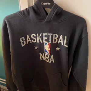 Adidas hoodie - Köpt på humana för ett tag sen men har inte använt den, bra skick. Står ingen storlek men sitter som S 