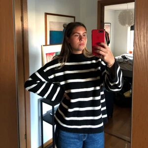 Stickad tröja - Svart och vit tjockt stickad tröja! Den är annvänd endast fåtal gånger och är som nyskick