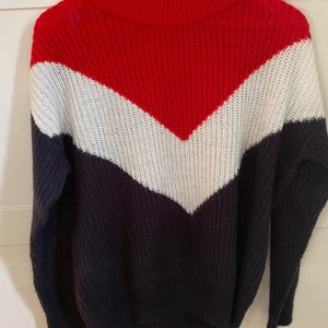 Stickad tröja  - Stickad tröja. Passar M eller som oversize S. Endast leverans, skickas måndag.