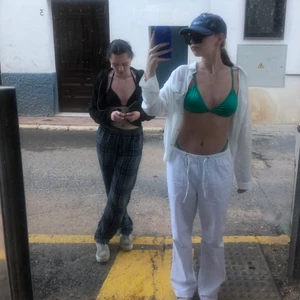 Linnebyxor  - Vita linnebyxor perfekta till sommaren!❤️‍🔥 Jag på bilden (första bilden) är 1,72 som referens. Säljer då dom ej kommer till användning.