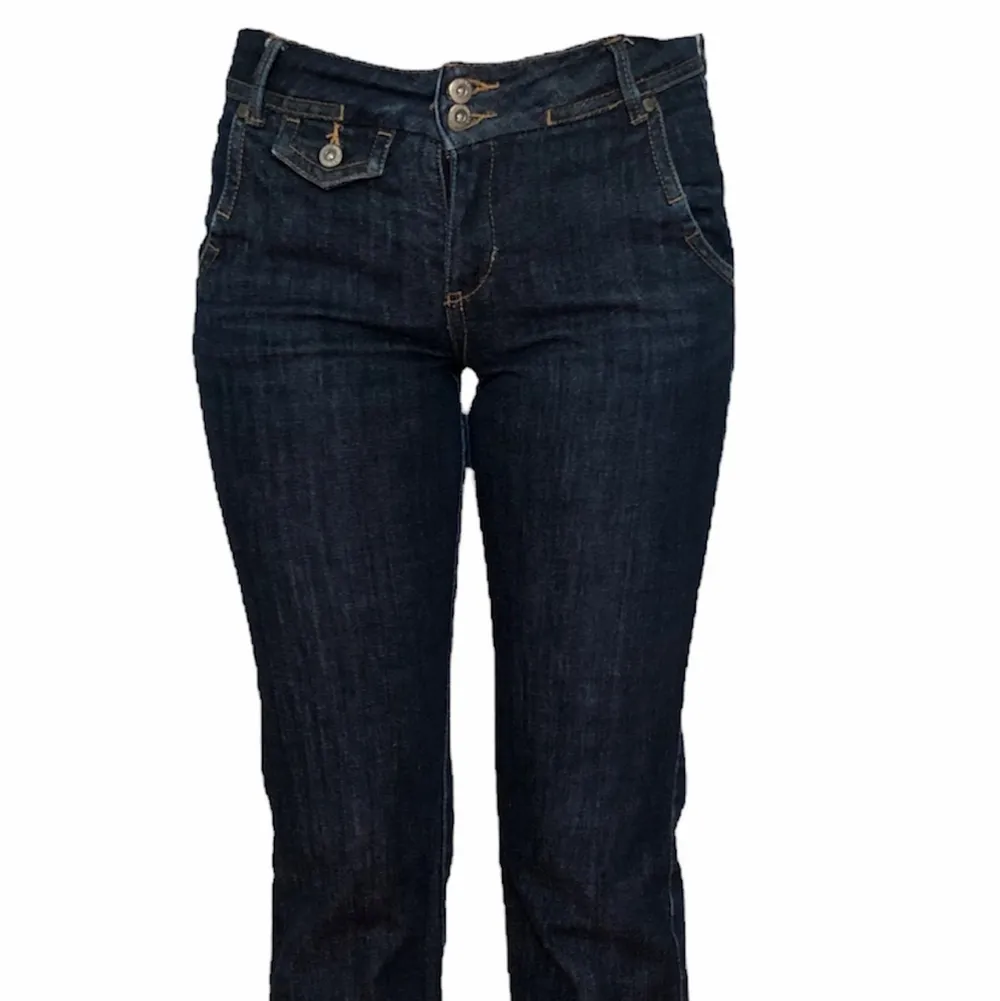 Snygga jeans från denim 34! Längs ner har de en linje då de varit uppsydda förut! Modellen är 166 de passar bra på mig (160) uppsydda. Jeans & Byxor.