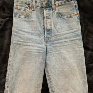 levi’s ribcage jeans, strl. 24 - mina snyggaste levi’s ribcage straight jeans, galet fina! använda men i mycket bra skick, superbekväma och sitter som en smäck 🙏🏼