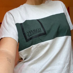 Yankees t-shirt  - En oversized Yankees t-shirt. Sitter som strlk M på mig som är S 🧚🏼‍♀️