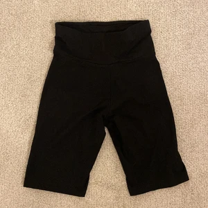 Cykelbyxor från Gina  - Helt oanvända cykelbyxor från Gina tricot med lappen kvar!❤️så fina att ha i sommar