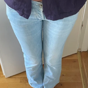 Lågmidjade jeans från hm  - Ett par fina lågmidjade jeans från hm. De är ljusblåa och jättenajs nu inför sommaren! Strl 30. Säljer eftersom jag tycker de är lite korta på mig som är ca 170. Har ett litet blomsterbroderi vid fickan. De är raka i modellen, gör ut lite efter knäna så en aningen bootcut. Skriv för bilder eller frågor! Jag kan mötas upp i Sthlm eller posta men då kommer frakten kosta extra! 