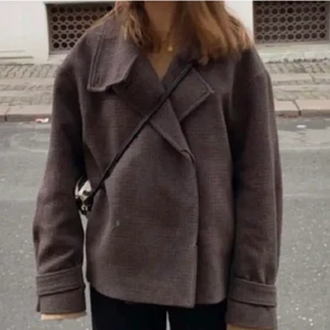 Arket Jacka - Lägger ut min jacka från arket till försäljning igen pga oseriös köpare. Väldigt bra skick i storlek 34. Förra gången gick budet upp till 2700, så kommer inte sälja under 2500. Hör av dig vid intresse eller frågor! (Första bilden är lånad)