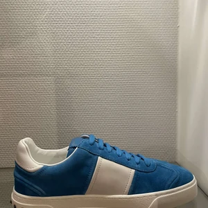 Valentino sneakers - Helt nya ljusblåa Valention Flycrew. Helt nya med box mm. Storlek 41
