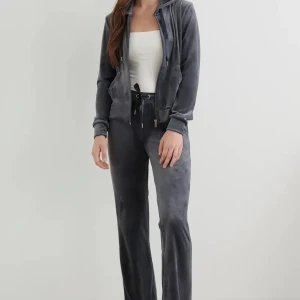 Gina Tricot Velour set - Säljer mitt Gina Velour set i grå🤍 Stl M i tröja och byxa men passar även en S. En del för 150, båda för 250kr. Inga defekter, kan mötas och frakta(kunden står för frakten) men pris går att diskutera🫶🏾 säljer även två andra färger
