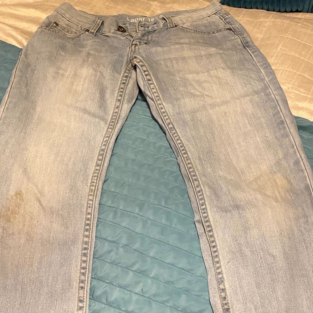 Lågmidjade bootcut jeans från lager 157 säljer pga de är för små för mig😭 dessa va mina favvo jeans de passar väldigt bra in i Stockholmsstilen😊 tveka inte på att höra av dig❤️ . Jeans & Byxor.