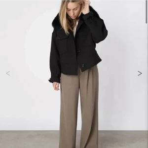 Meotine jacka - Så snygg meotine jackan i färgen svart. Syns att den i använd men i bra skick. PRIS KAN DISKUTERAS!