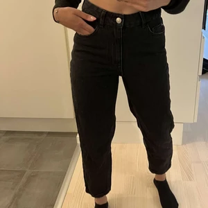 Svarta mom jeans  - Svarta mom jeans i storlek 34. Använda 2 gånger