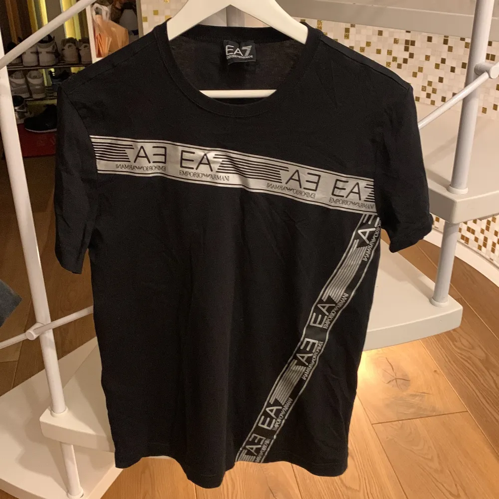 Armani tröja . T-shirts.