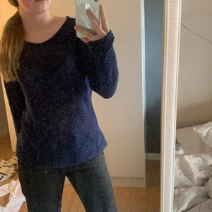 Mörkblå pullover - Den här mörkblåa pullovern från pahladium.