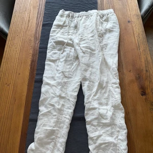 Linne byxor  - Säljer dessa linnebyxor från Hm i vuxen storlek small.       Dem är sparsamt använda! Inge smuts eller hål i dem!
