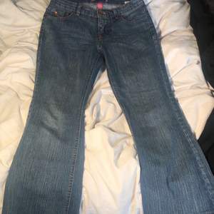 Jätte fina lågmidjade blåa jeans i  storleken 36 och i jätte bra skick!!💕andra bilden tycker jah vissar färgen på byxorna bäst då om ser lite mörkare ut på första bilden än vad dom är. Bara att skriva vid intresse eller om du vill se fler bilder