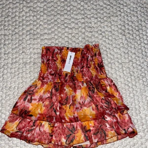 Kjol - Säljer denna färgglada kjol!! Aldrig använt så den är i nyskick!! Väldigt fin till sommaren☺️