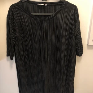 Plisserad blus  - Svart plisserad kortärmad blus från cubus. Ganska lång & skön att ha på sig :) 