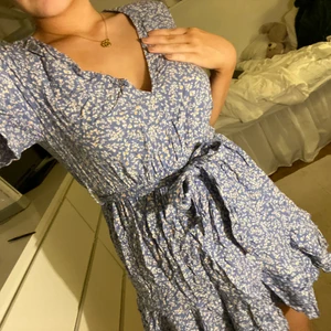 Klänning - Fin klänning i blå färg med blommor på från pull and bear, en av mina favoriter men måste tyvärr sälja pga att den blivit för liten..knappt använd så i nyskick🤩priset är inkl frakt vid snabbaffär, storlek M men passar även S. Man kan välja om man vill 