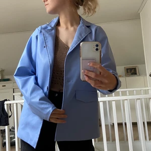 Helt oanvänd blazer från NA-KD - Helt oanvänd!! Pastel blå blazer🦋🦋 frakt tillkommer! (Skit på bilder som ser ut som fläckar är på spegeln!)