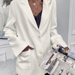 Kavaj/blazer - Så fin ny kavaj i vitt . Storleken är S o den är i oversize. 