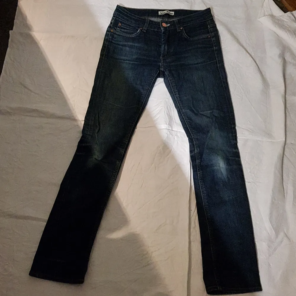 Snygga jeans från ACNE model Hex DC. Strl 27/32. Långa ben.  Nypris 2375 kr. Mycket gott skick. Säljes för 400 kr.. Jeans & Byxor.