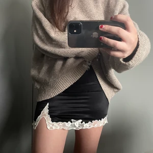 Snygg kjol - Så snygg kjol från stradivarius, köpte för liten storlek och hann aldrig returnera så den är som ny👍🏻👍🏻 