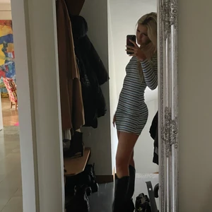 Randig klänning  - Kort randig klänning med öppen rygg. Den är blå vit svart och i storlek S. 