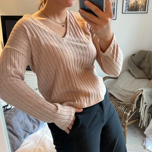 V-ringad stickad tröja från Zara - V-ringad, tunnstickad tröja från Zara i en fin, dov rosa färg🌸 Storlek S! Väldigt gosig men samtidigt klädd!