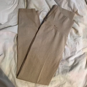 Aimn Ribbed Seamless stl M - Superfina beiga träningstights från Aimn i deras Ribbed Seamless-kollektion, stl M. En liten liten fläkt på ena benet men som knappts syns. Även lite lite noppriga på ett ställe, se bild 3. Men mycket kvar att ge! 