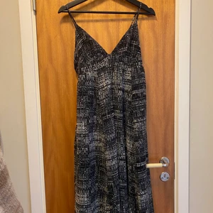 Superfin långklänning från Hm - Jättefin klänning från HM! Köpt second hand till ett specifikt tillfälle som inte blev av så vill därmed sälja den. Den har även en slits på varje sida vid benet. Perfekt till sommaren! Klänningen är i jättefint skick!
