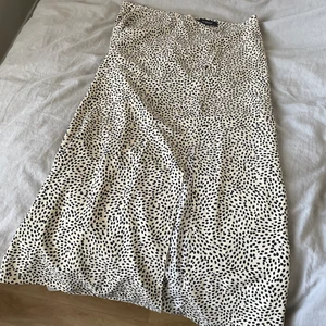 Kjol  - 🖤Prickig midikjol med slits Superfin men passar tyvärr inte längre 🤍  Strl. 40