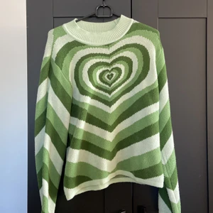 Sweatshirt  - Jätte mysig tröja från cider. Köpt på secondhand, i bra skick. Säljs pga den inte kommer till användning. Skriv vid frågor och funderingar ✨ frakt tillkommer 