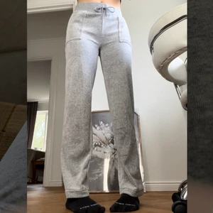 Nya Grå Juicy Couture byxor M - Kanske säljer dessa vid bra bud, inte helt säker än. Helt oanvända endast testade en gång. Storlek M. Bud från 750kr
