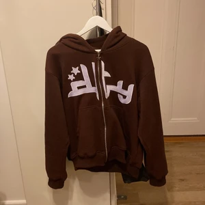 Divide the youth Hoodie  - Brun Hoodie, storlek M, bra skick och riktigt bra kvalitet. Den är jätteskön och sitter bra👍🏼.                                                                            Pris 700
