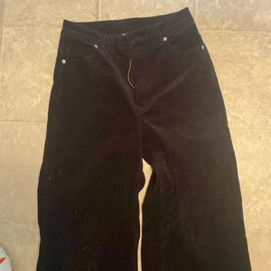 mocka jeans,  - mocka jeans från h&m och sitter skönt, stora i benen och tajta i midjan,