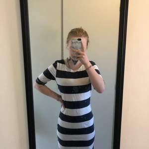 Randig sommarklänning - En fin nästan oanvänd randig klänning det är storlek s men funkar också som xs 