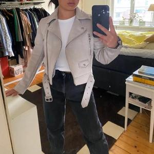 Jacka i mockaimitation  - Fin jacka i mockaimitation från zara i bra skick 💕💕 säljer då det inte är min stil längre 💖