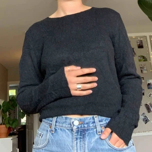 Tröja  - Mörkblå mjuk stickad lite halvtjock tröja.priset+frakt 