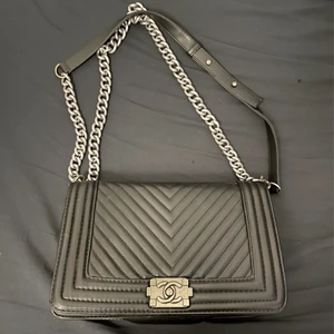 Chanel Väska - Lagom stor, oanvänd, inga problem alls med väskan. Går att göra kedjan längre ifall man skulle önska det.