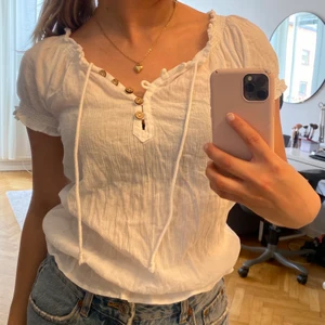 Söt topp - Söt vit topp från ONLY strl xs, fint skick!💙