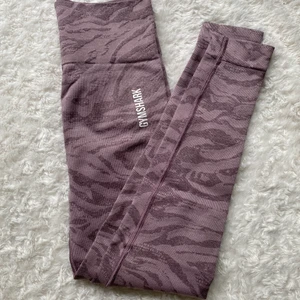 Gymshark  - Gymshark Adapt Animal i storlek XS, jag har klippt av tvättlappen nere vid benet. Endast använd en gång så i nyskick utan skavanker. Köparen står för frakten 